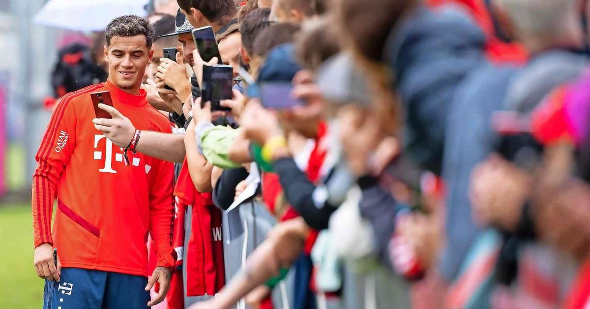 Hình ảnh một siêu sao bóng đá ký hợp đồng bom tấn gia nhập câu lạc bộ hàng đầu Premier League trong sự kiện họp báo hoành tráng